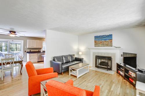 Manor Green Cedar Home with Fire Pit, 3 Mi to Lake! in Cedar, USA