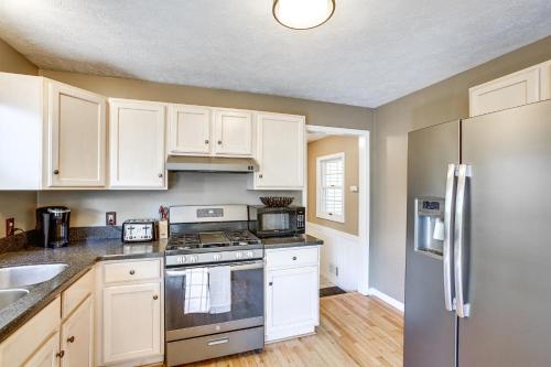 Manor Green Cedar Home with Fire Pit, 3 Mi to Lake! in Cedar, USA