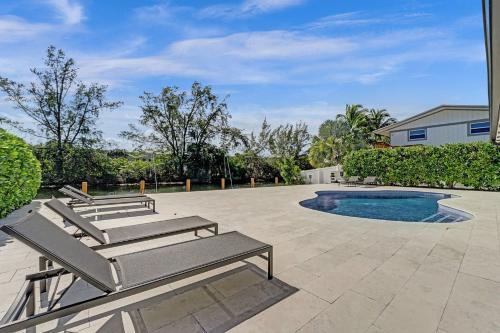 Beach Dream - Waterfront, Pool, & Near Beach in Dania Beach, USA