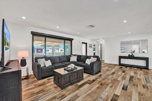 Beach Dream - Waterfront, Pool, & Near Beach in Dania Beach, USA