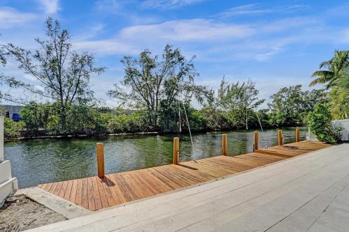 Beach Dream - Waterfront, Pool, & Near Beach in Dania Beach, USA