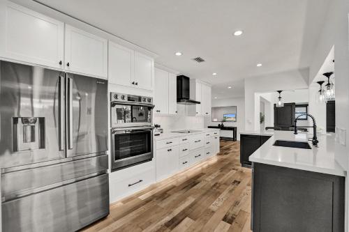 Beach Dream - Waterfront, Pool, & Near Beach in Dania Beach, USA