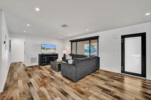 Beach Dream - Waterfront, Pool, & Near Beach in Dania Beach, USA