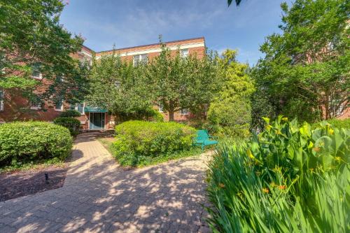Convenient Arlington Condo about 4 Mi to National Mall in Arlington, USA