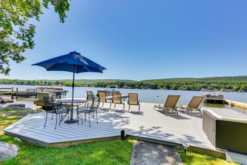 Greenwood Lake House with Dock and Waterfront Views! in Hewitt, USA