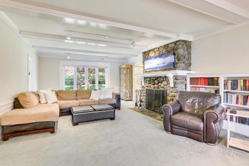 Greenwood Lake House with Dock and Waterfront Views! in Hewitt, USA