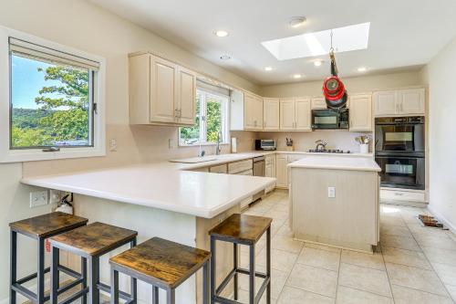 Greenwood Lake House with Dock and Waterfront Views! in Hewitt, USA