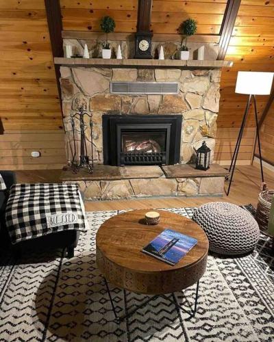 Cozy Chalet - Hot Tub with Meadow Views - Family & Pets, Fire Pit & BBQ, Arnold (zdjęcie 11)