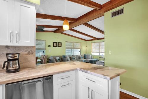 Delightful vacation home located in the popular Islamorada neighborhood of Port Antigua, home in Islamorada, USA