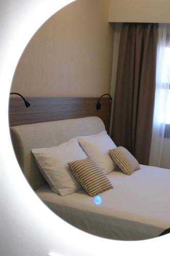 Thelea Mani Thelea Mani