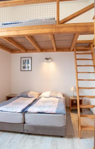 2 twin beds, 2 sofa beds
