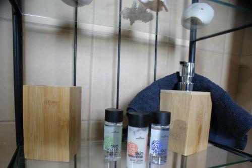 Thelea Mani Thelea Mani