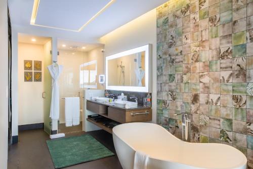 room detail thumbnail 2