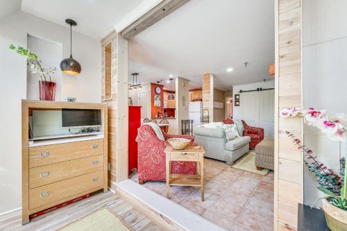 Walk to Slopes Snowshoe Condo with Sunroom in Snowshoe, USA