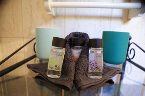 Thelea Mani Thelea Mani