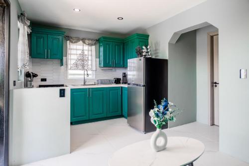 кухня, LeLuxe Cedar Valley Suite B in Piggotts