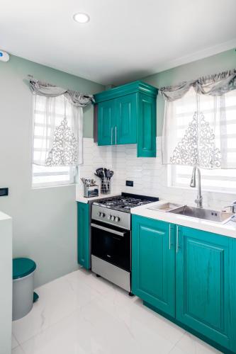 кухня, LeLuxe Cedar Valley Suite B in Piggotts