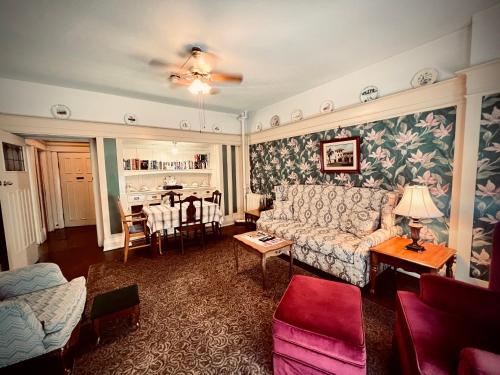Arundel Mansions Hotel in New Westminster, Canada