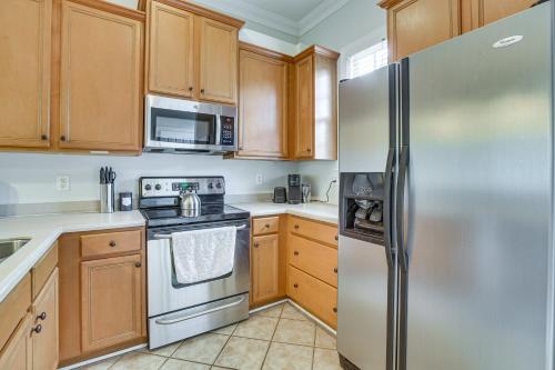 Greensboro Townhome with Fire Pit Less Than 1 Mi to Downtown in Greensboro, USA