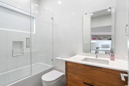 Woodland Hills Modern Dribble Den in Los Angeles, USA
