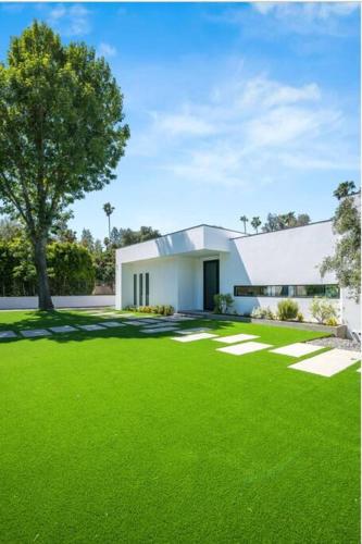 Woodland Hills Modern Dribble Den in Los Angeles, USA