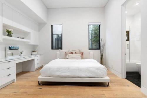 Woodland Hills Modern Dribble Den in Los Angeles, USA