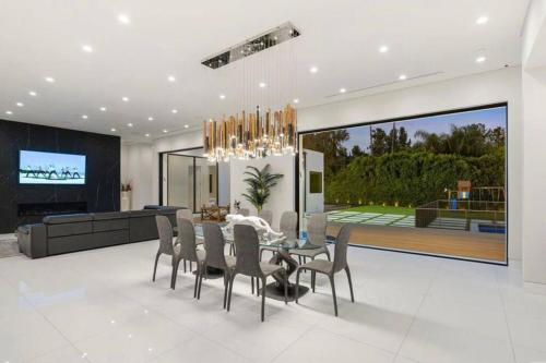 Woodland Hills Modern Dribble Den in Los Angeles, USA