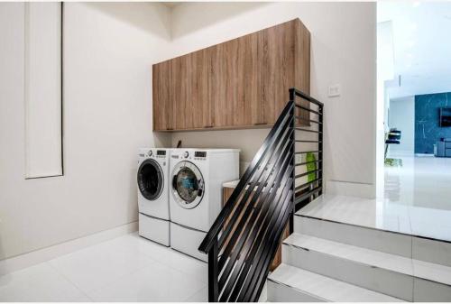 Woodland Hills Modern Dribble Den in Los Angeles, USA