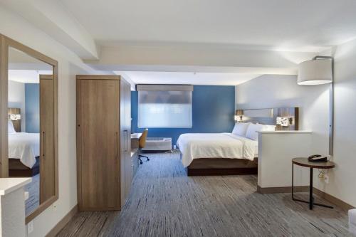 1 king bed, 1 sofa bed