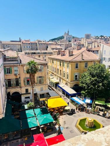 T2 au pied du Vieux port et vue Notre Dame, Marseille (fotografie 7)