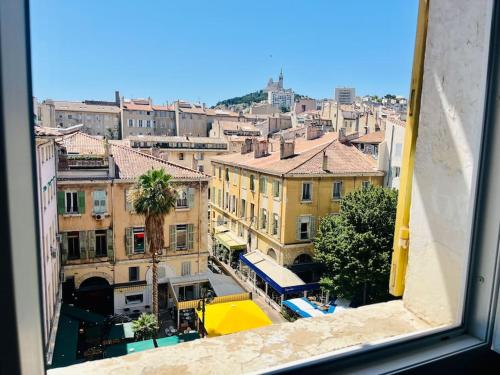 T2 au pied du Vieux port et vue Notre Dame, Marseille