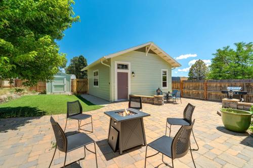 Vista Montana Downtown Monument w BBQ & Fire Pit in Woodmoor (CO)