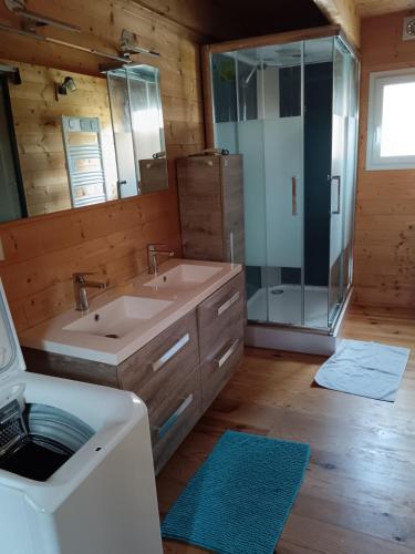 Chalet 50m2 climatisé (Chalet 50m2 climatise) in Montjoyer