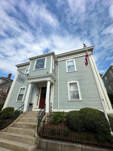 Entire Charming Victorian Home Downtown Newport in Newport, USA