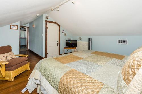 Mistletoe House - image 9