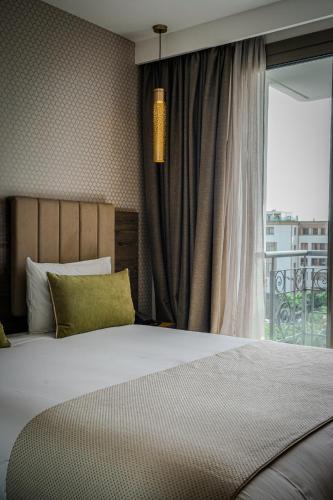 Double or Twin Room with Garden View image 6