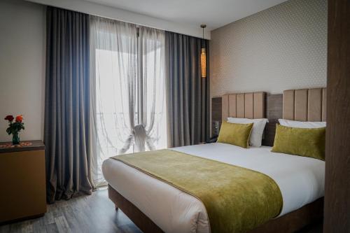 Double or Twin Room with Garden View image 3