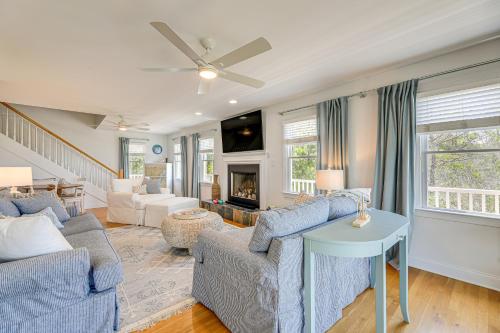 Waterfront Home w/ Screened Porch & Sunsets in Harkers Island (NC)