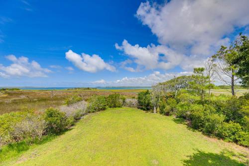Waterfront Home w/ Screened Porch & Sunsets in Harkers Island (NC)