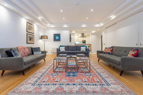 Mayfair Piccadilly - The Choice, Лондон