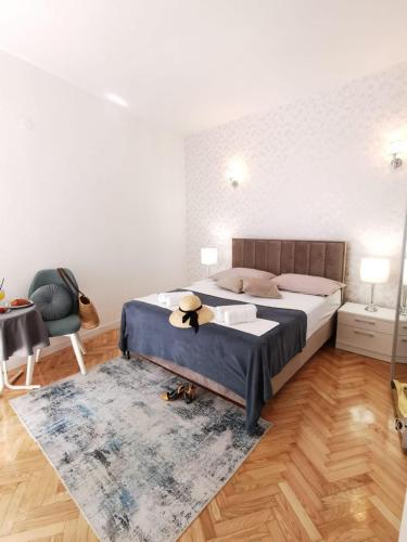 Double Room with Balcony and Sea View image 3
