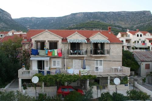 Apartments with a parking space Bol Brac - 12980