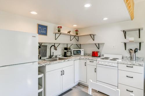 Cozy Houston Getaway with Fire Pit and Lake Access!