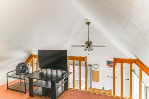 Cozy Houston Getaway with Fire Pit and Lake Access!