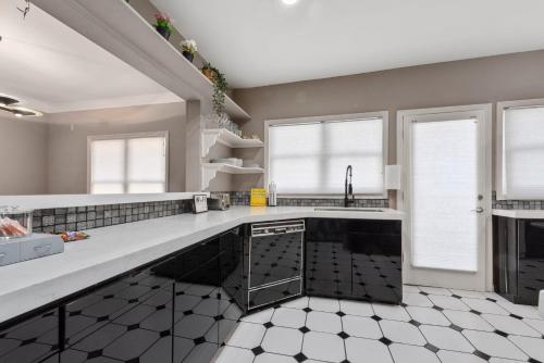 3BR Art House in Montrose with Free Park in Houston, USA