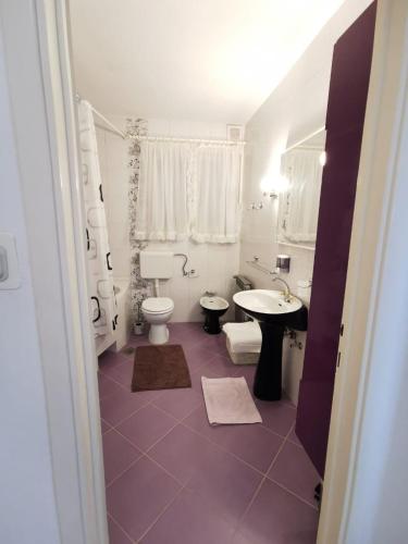 Three-Bedroom Apartment with Balcony and Sea View image 9
