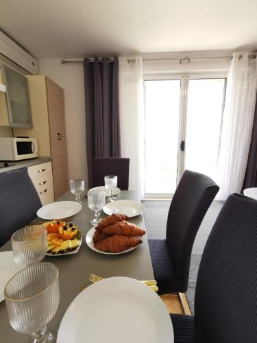 Three-Bedroom Apartment with Balcony and Sea View image 5