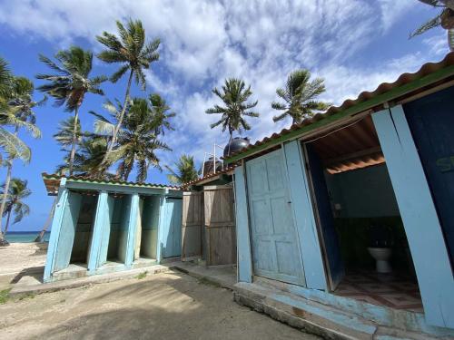 Cabanas tradicionales en isla Aroma in El Porvenir