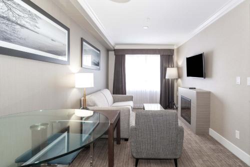1 king bed, 1 sofa bed
