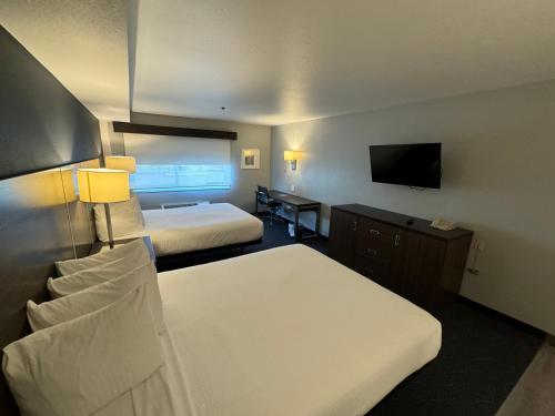Queen Room with Two Queen Beds - Non-Smoking image 1